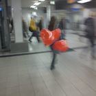 Luftballons am Bahnhof