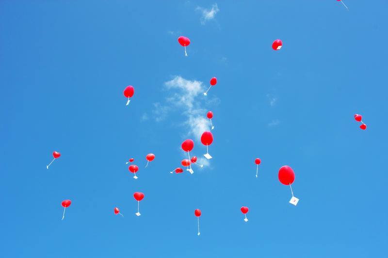 Luftballons gegen Himmel