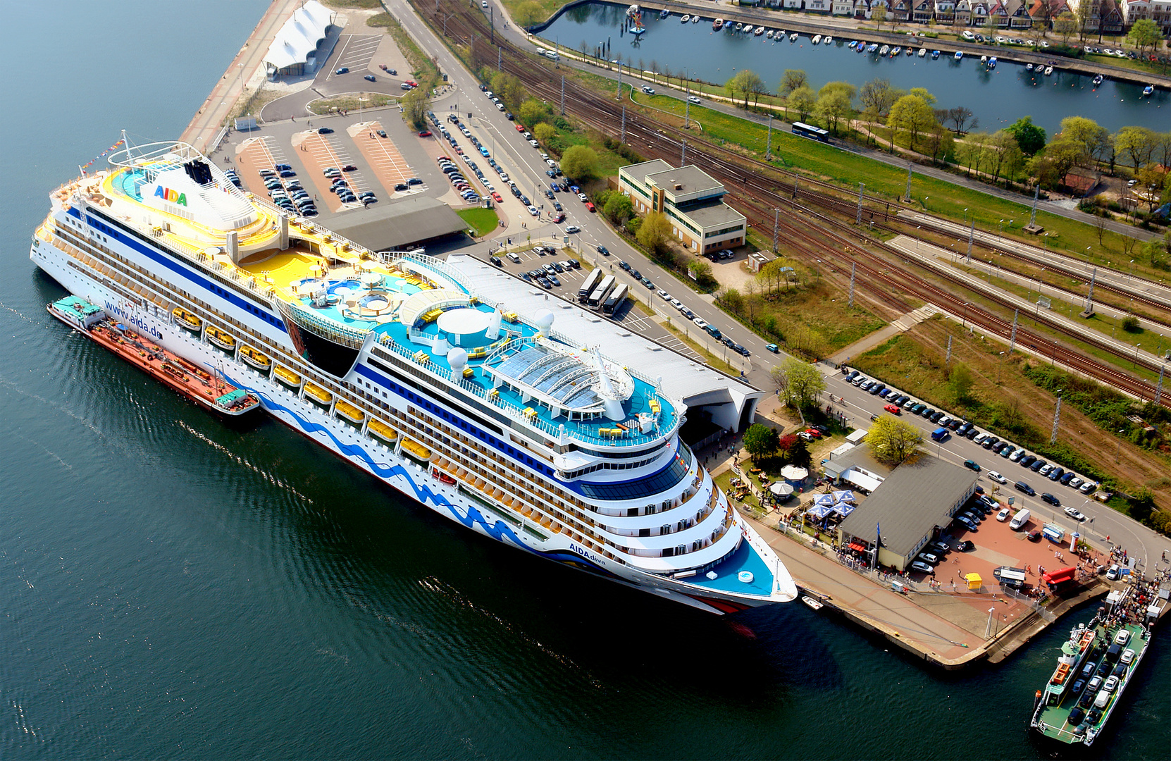 Luftbild - Aida diva im Hafen von Warnemünde