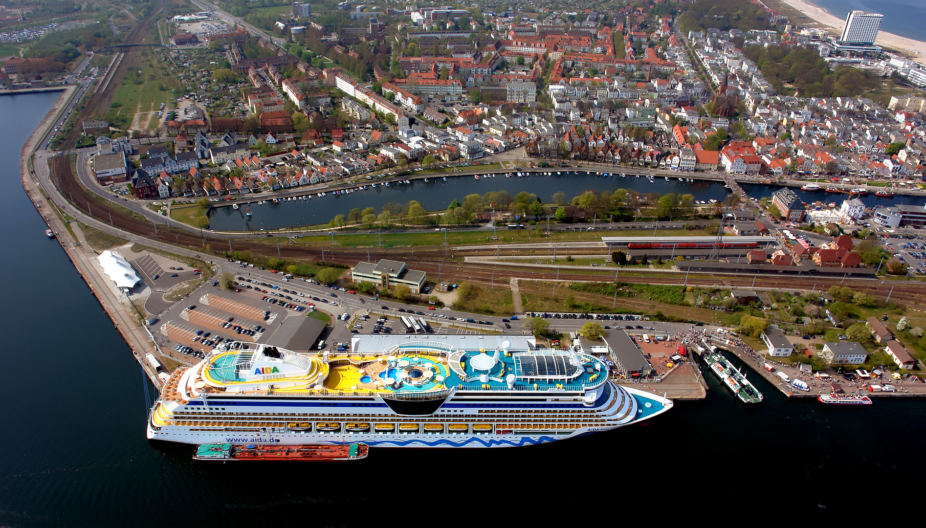 Luftbild "Aida im Hafen von Warnemünde"