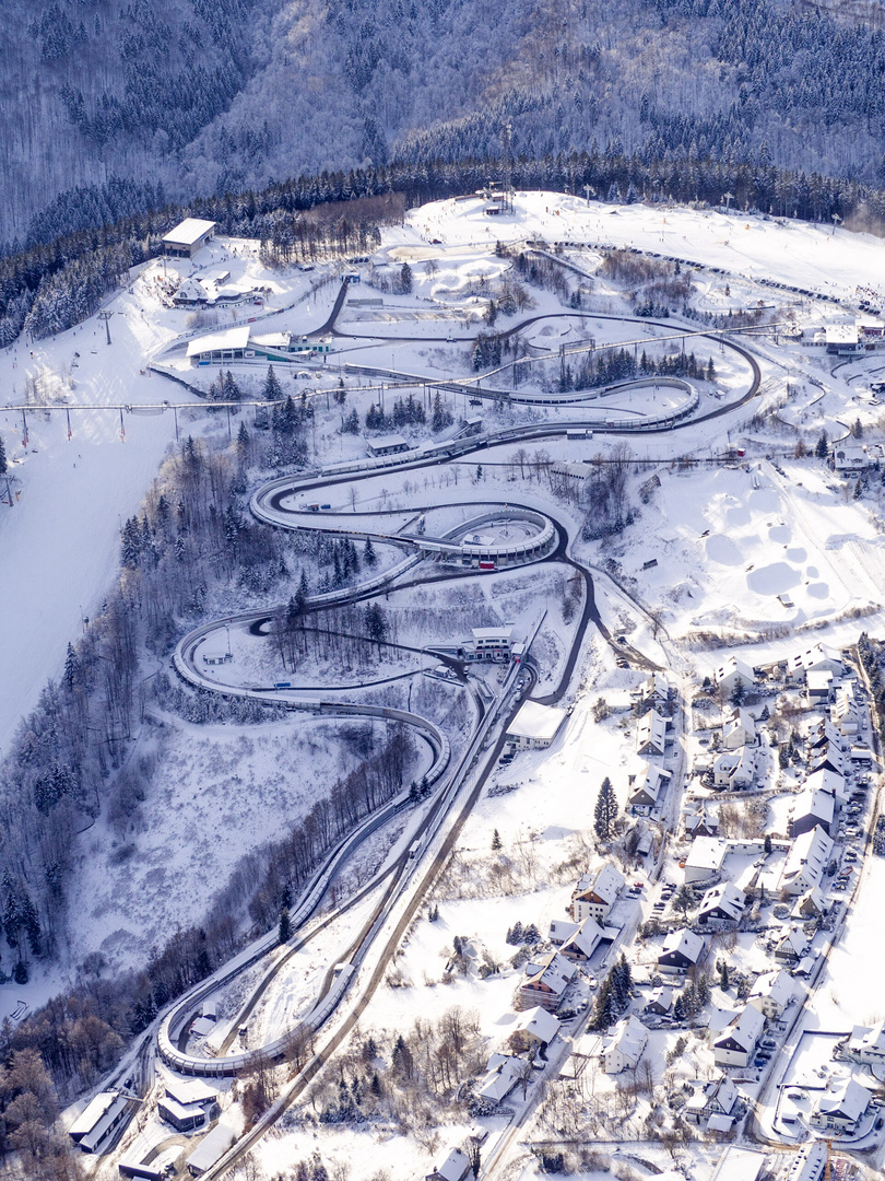 Luftbild der Bobbahn in Winterberg im Sauerland