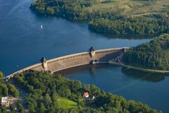 Luftbild der Sperrmauer vom Möhnesee im Sauerland