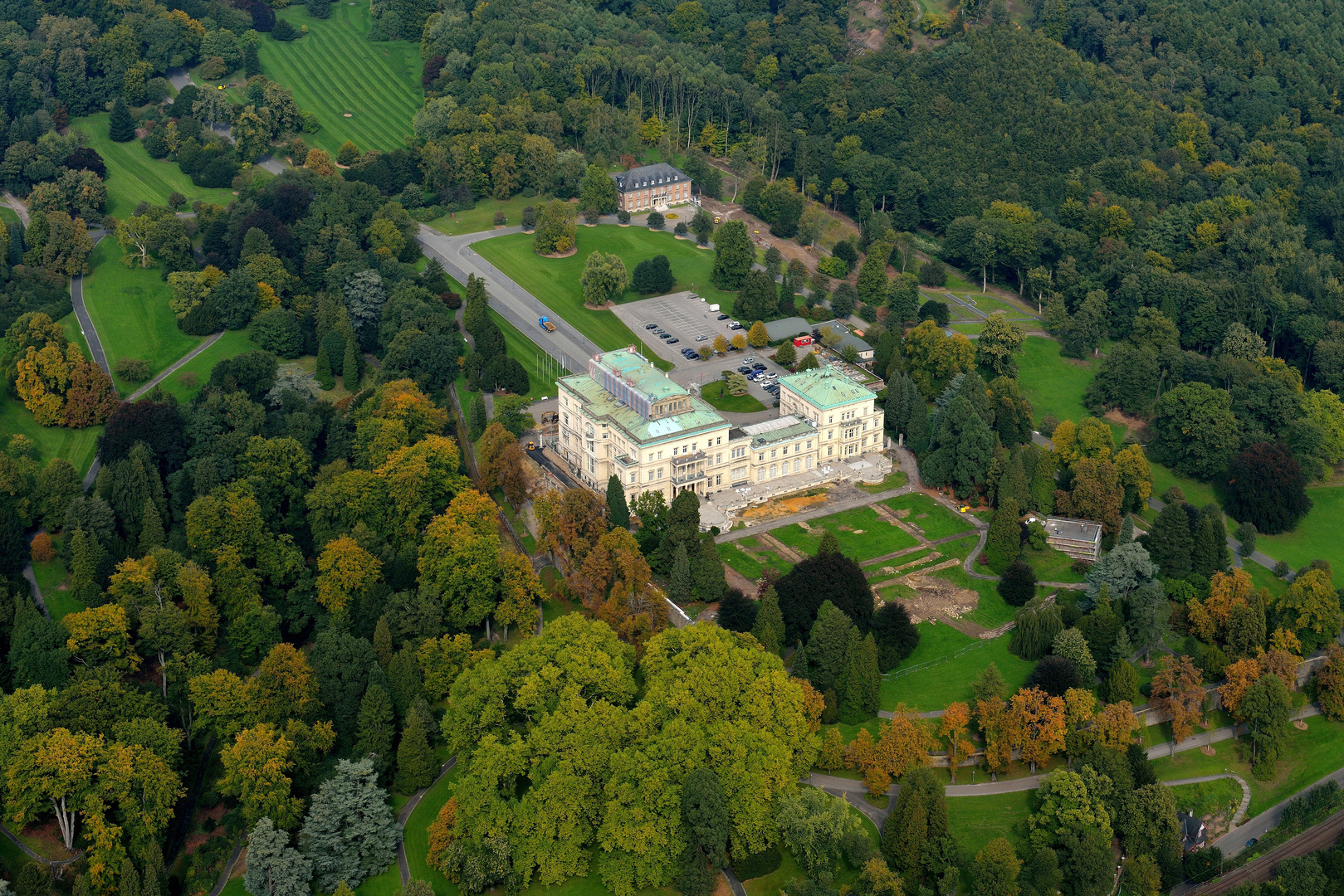 Luftbild Hügel 1 mit Villa und Park