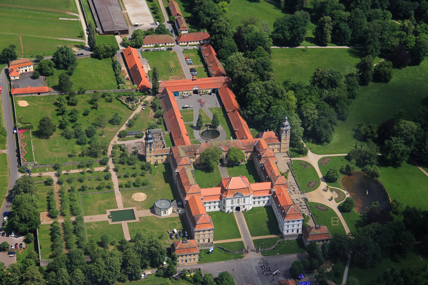 Luftbild Schloss Fasanerie (ohne Gartenfest)