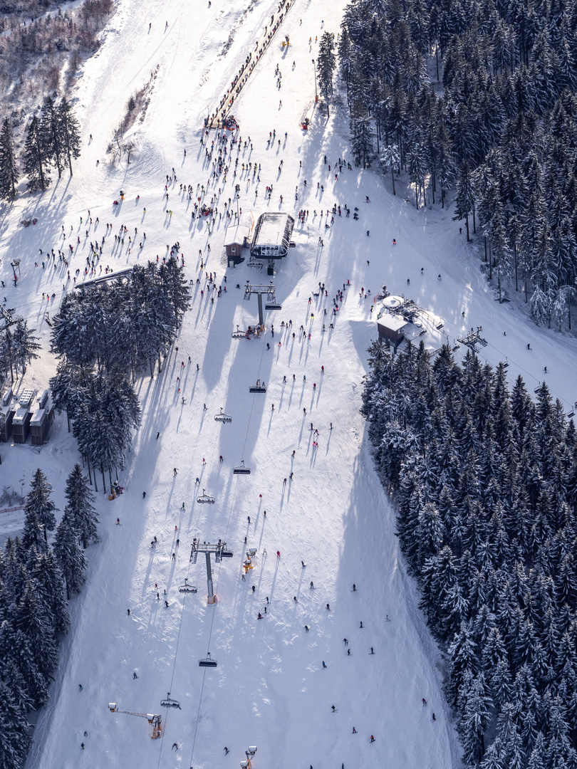 Luftbild vom berühmten Skiliftkarussell in Winterberg im Sauerland