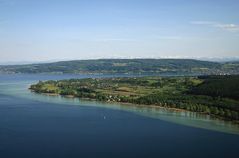 Luftbild vom Bodensee in Richtung schweizer Alpen