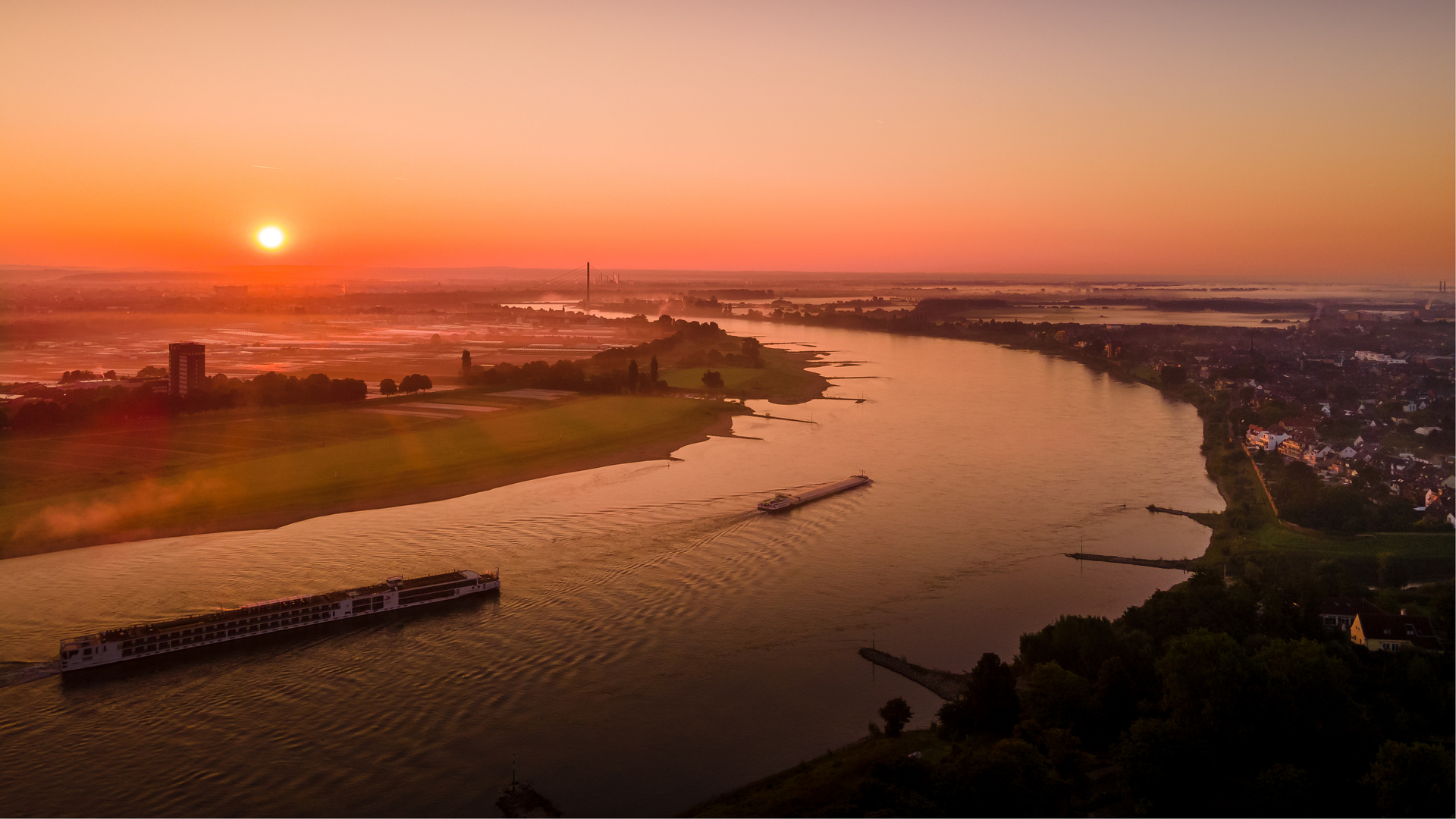 Luftbild vom Rhein bei Düsseldorf & Neuss zum Sonnenaufgang