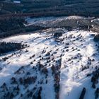 Luftbild vom schneebedeckten Ettelsberg in Willingen im Sauerland