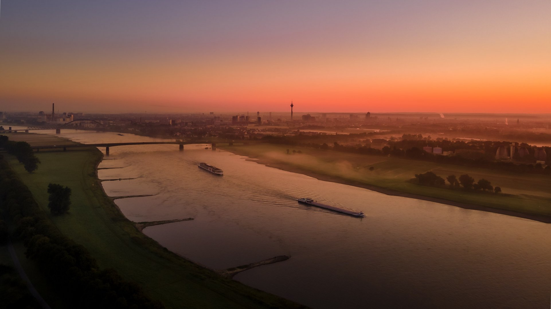 Luftbild von Düsseldorf am Rhein in den Morgenstunden