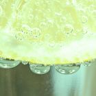 Luftblasen an einer Zitrone