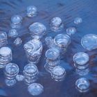 Luftblasen unter einer Eisfläche 