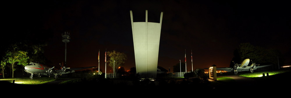 Luftbrückendenkmal bei Nacht