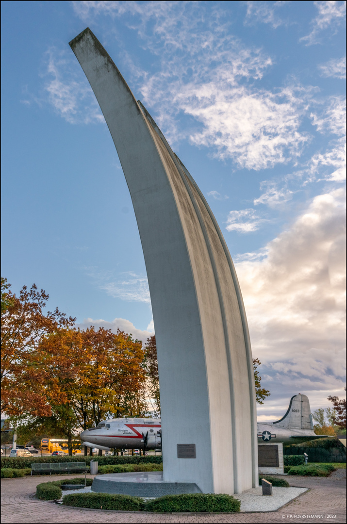 Luftbrückendenkmal mit Douglas C-54