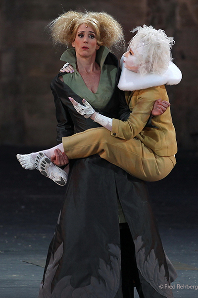 Luftgeist Ariel (Patrizia Margagliotta) auf dem Arm von Prospera (Maaike Schurmans)