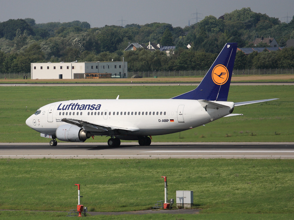 Lufthansa 737-500 beim Start in Düsseldorf.