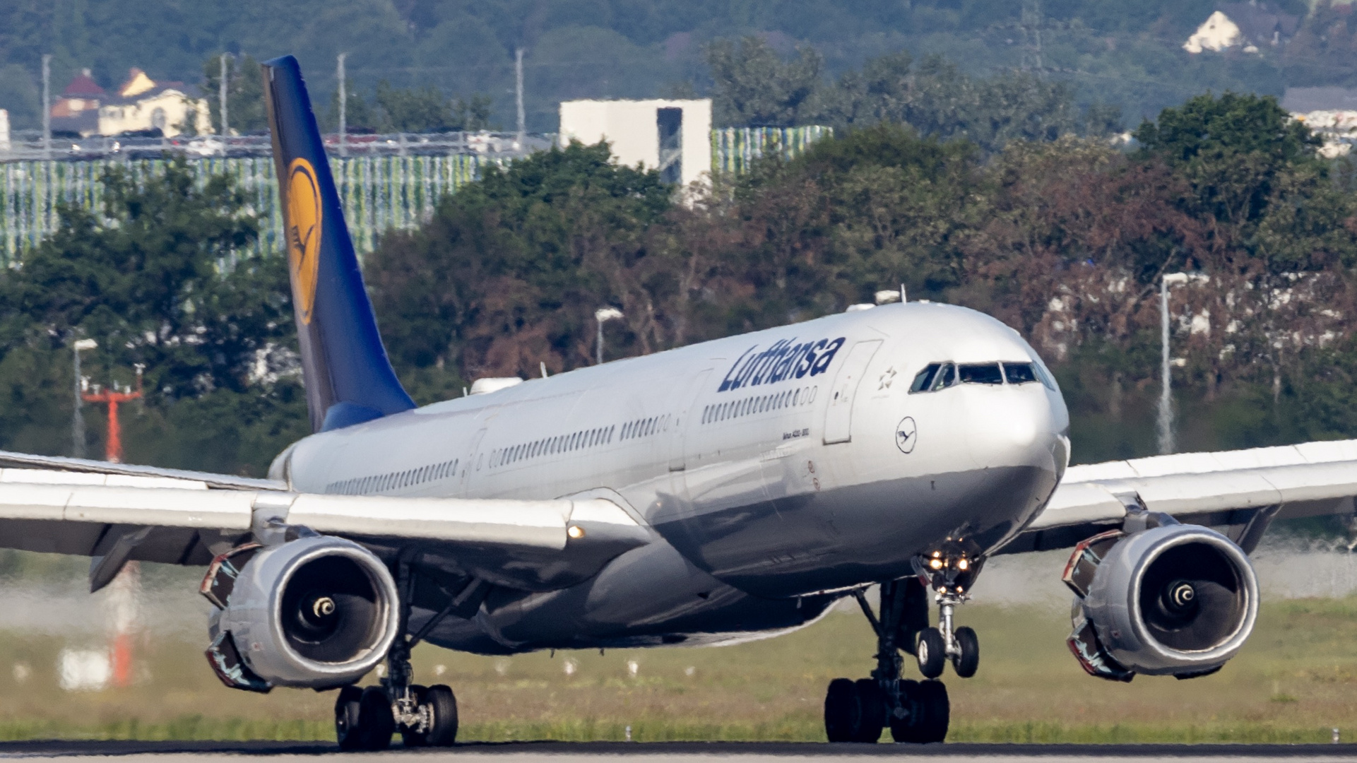 Lufthansa A330 bei der Landung