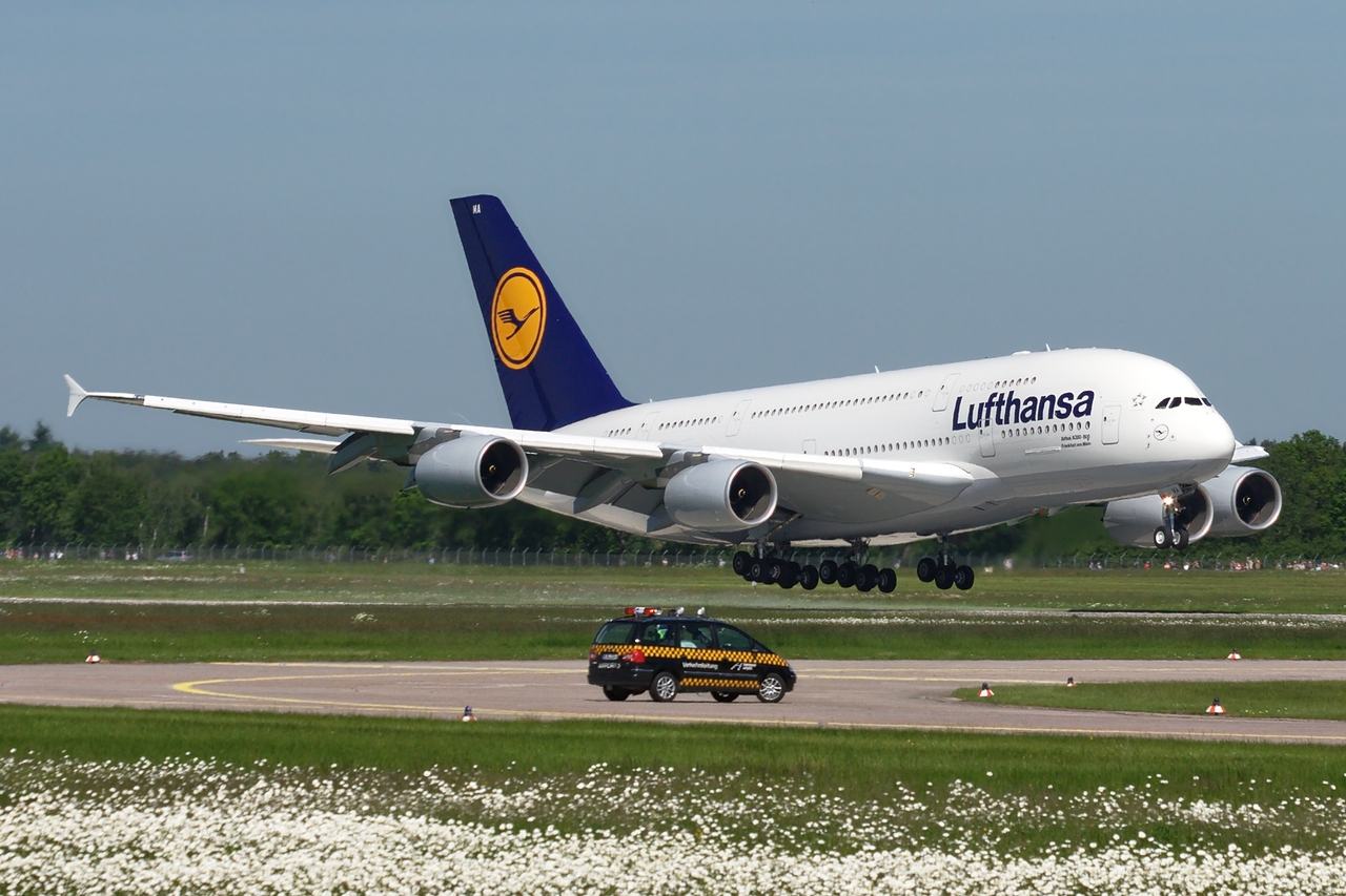 Lufthansa A380 first (and last?) touch down in Hannover Airport