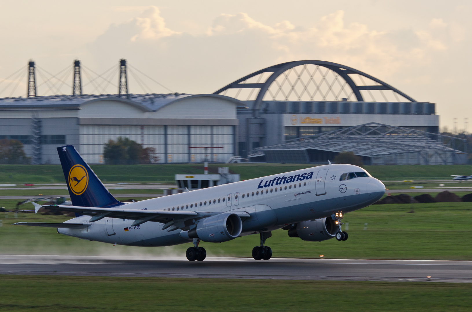 Lufthansa Airbus A320-214