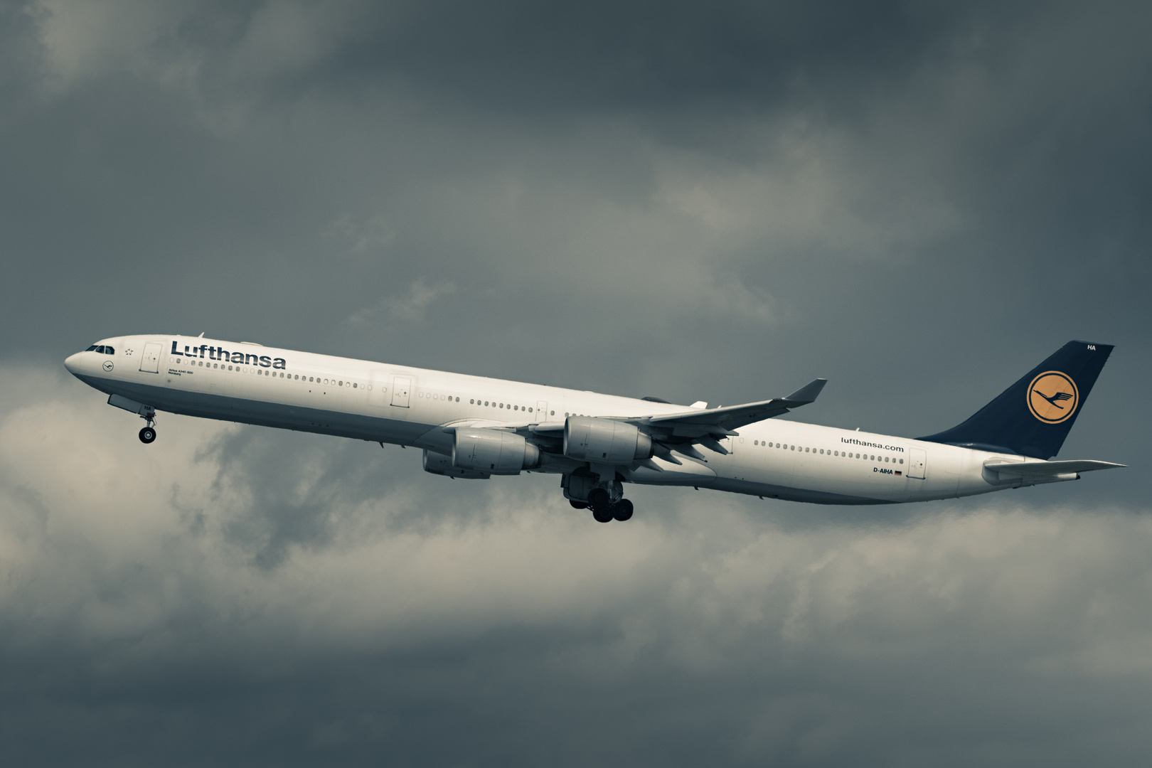 LUFTHANSA  AIRBUS A340-600