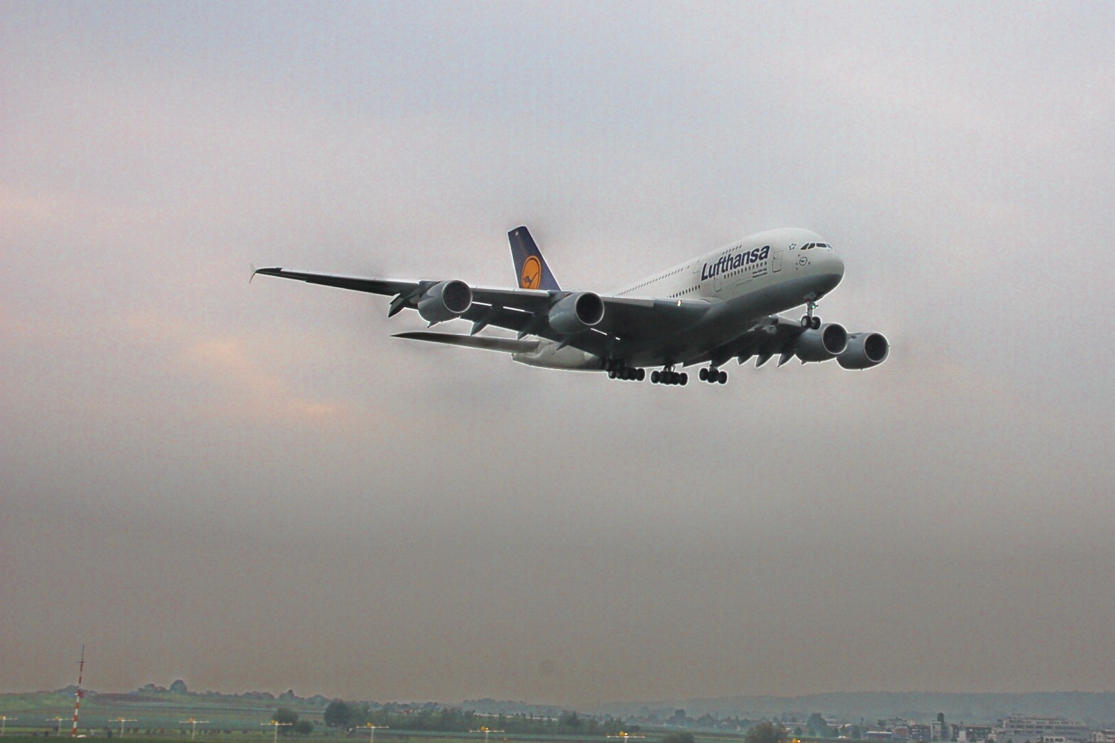 Lufthansa Airbus A380 in Stuttgart (1)