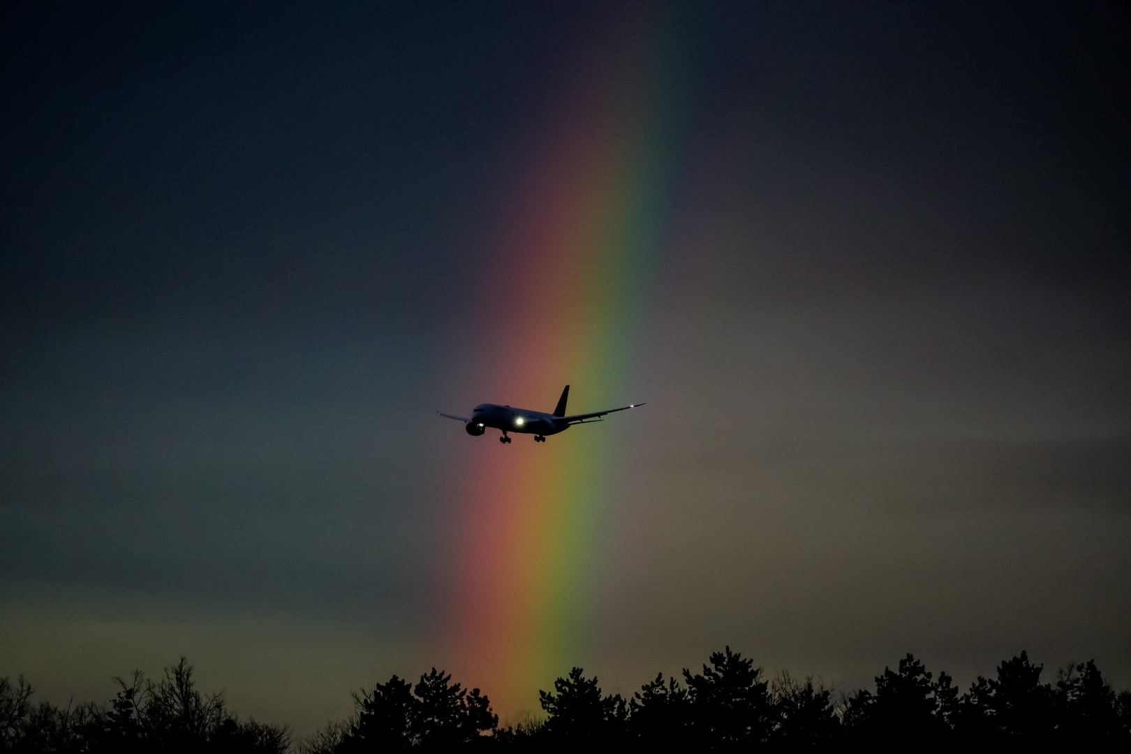 Lufthansa B-787 im Regenbogen