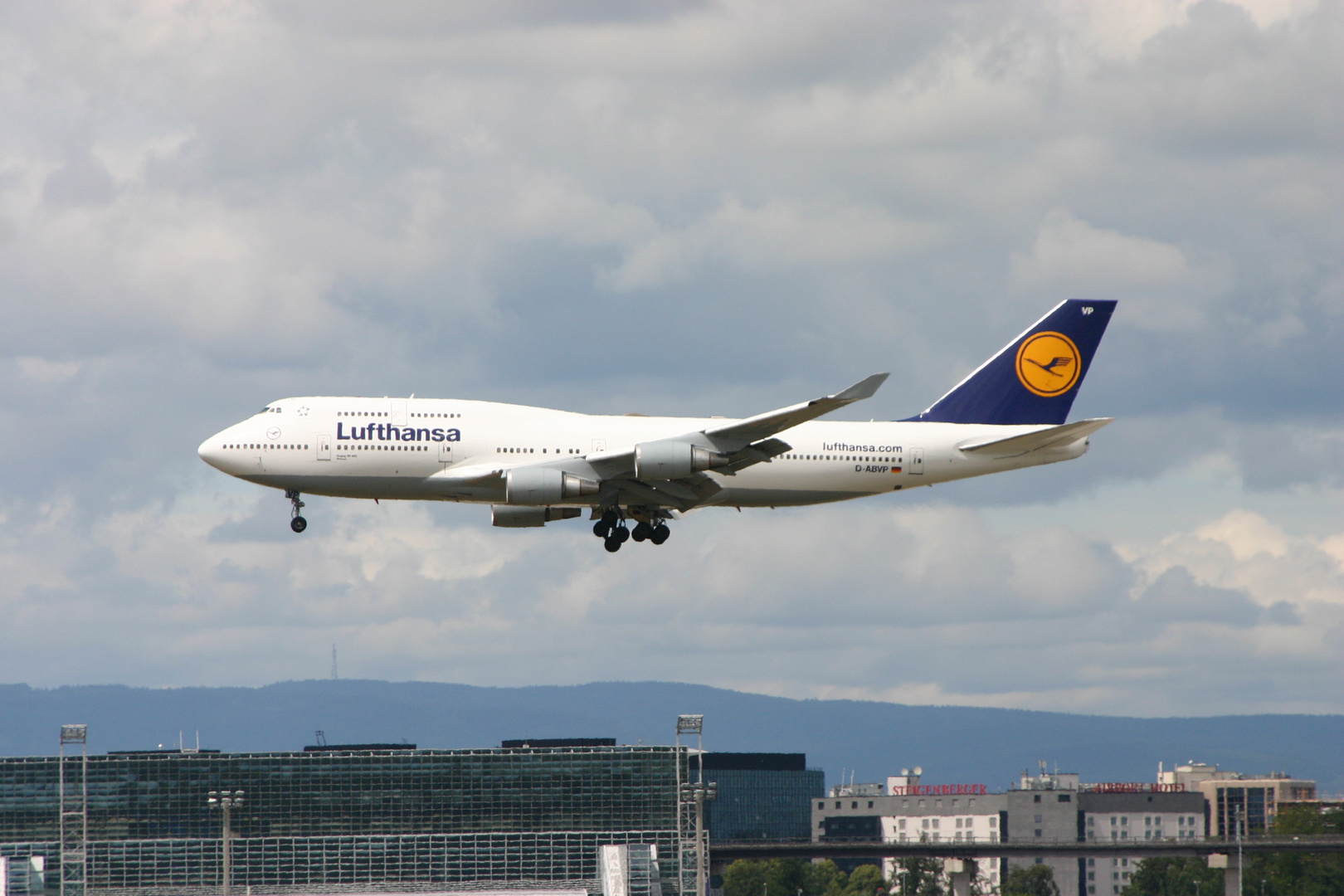 Lufthansa B747...