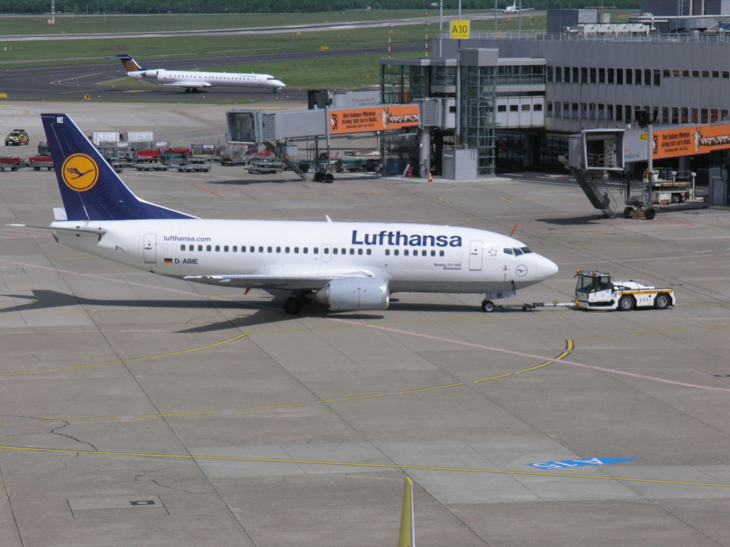 Lufthansa Boeing 737-500 auf Abschlepptour