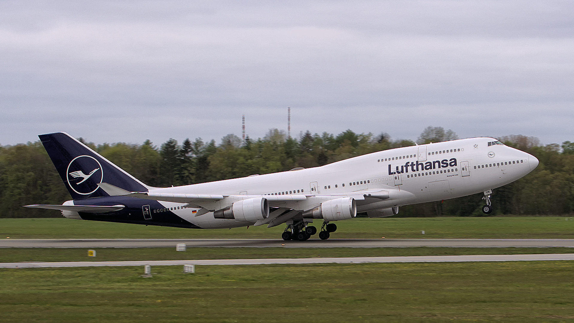 Lufthansa Boeing 747-400  take off