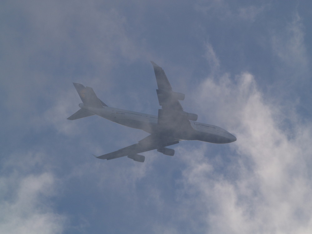 LUFTHANSA BOEING 747-430 im Anflug auf Frankfurt über Offenbach