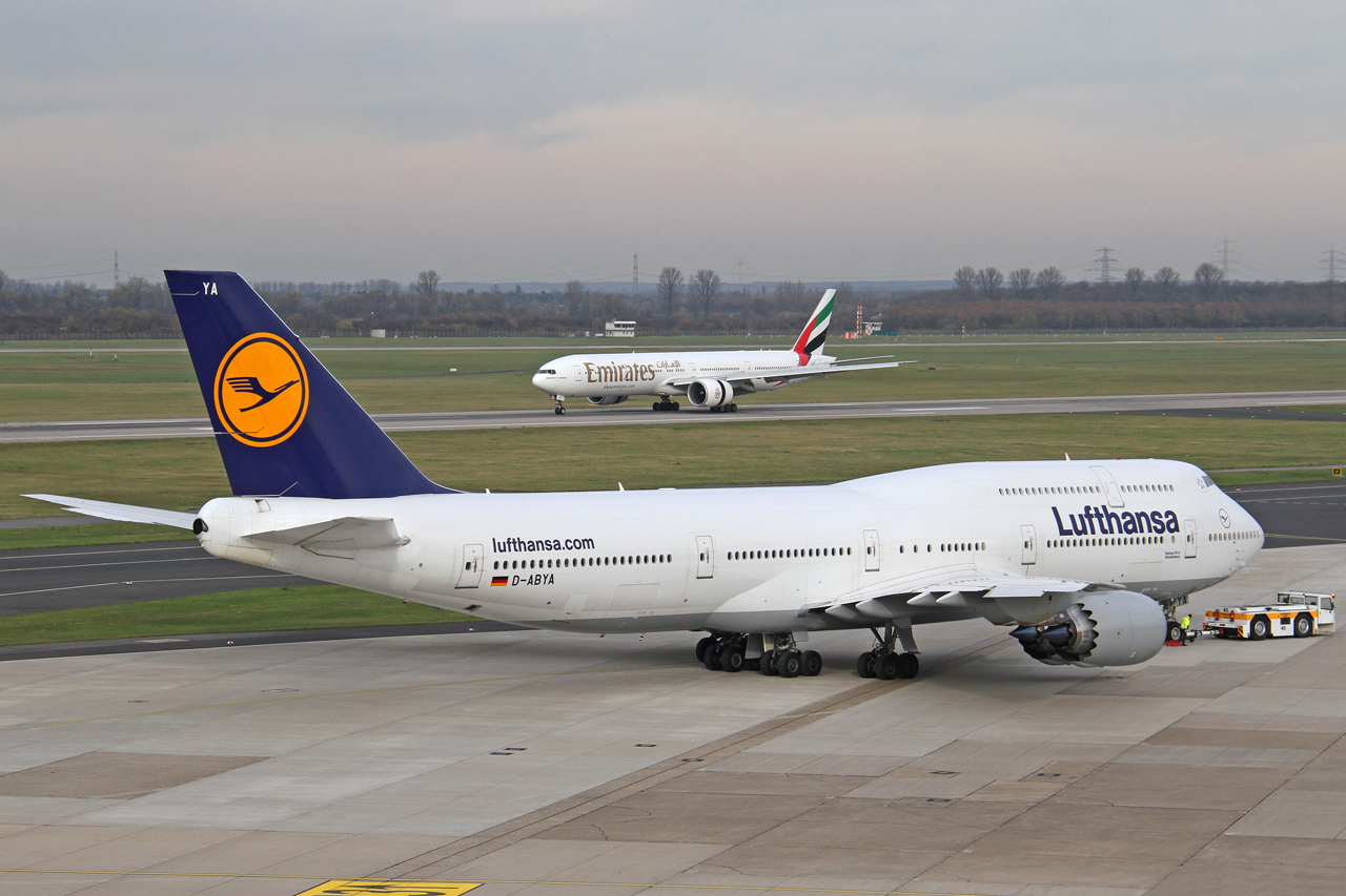 Lufthansa Boeing 747-830 D-ABYA "Brandenburg" und Emirates Boeing 777-31H(ER) A6-EGG