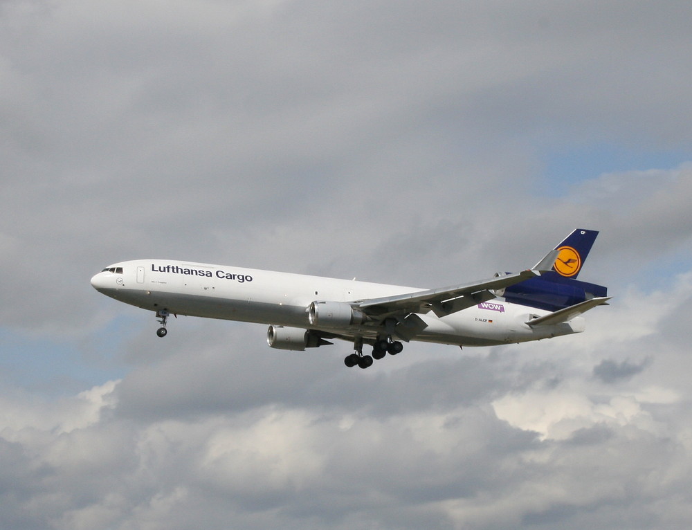 Lufthansa Cargo Maschine im Landeanflug