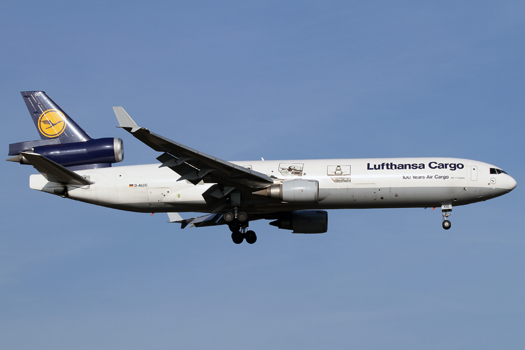 Lufthansa Cargo MD11 mit 100 years Air Cargo Sticker