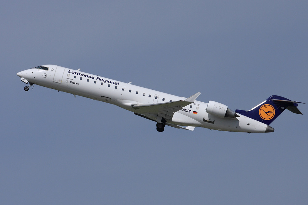 Lufthansa CRJ-700 beim Takeoff in Düsseldorf