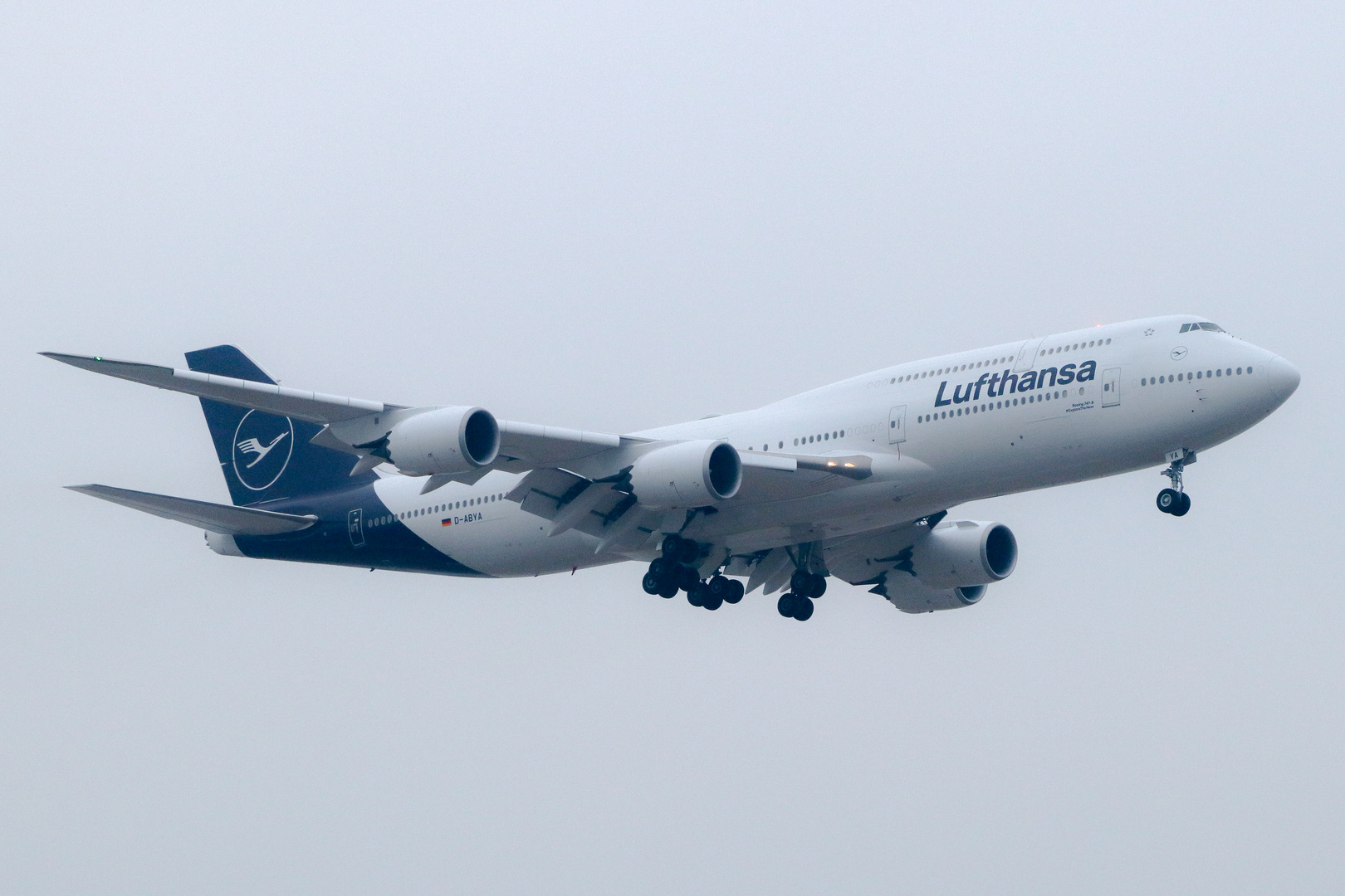 Lufthansa verpasst sich neues Design – Boeing 747-800 mit neuer Livery über Stuttgart