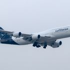 Lufthansa verpasst sich neues Design – Boeing 747-800 mit neuer Livery über Stuttgart
