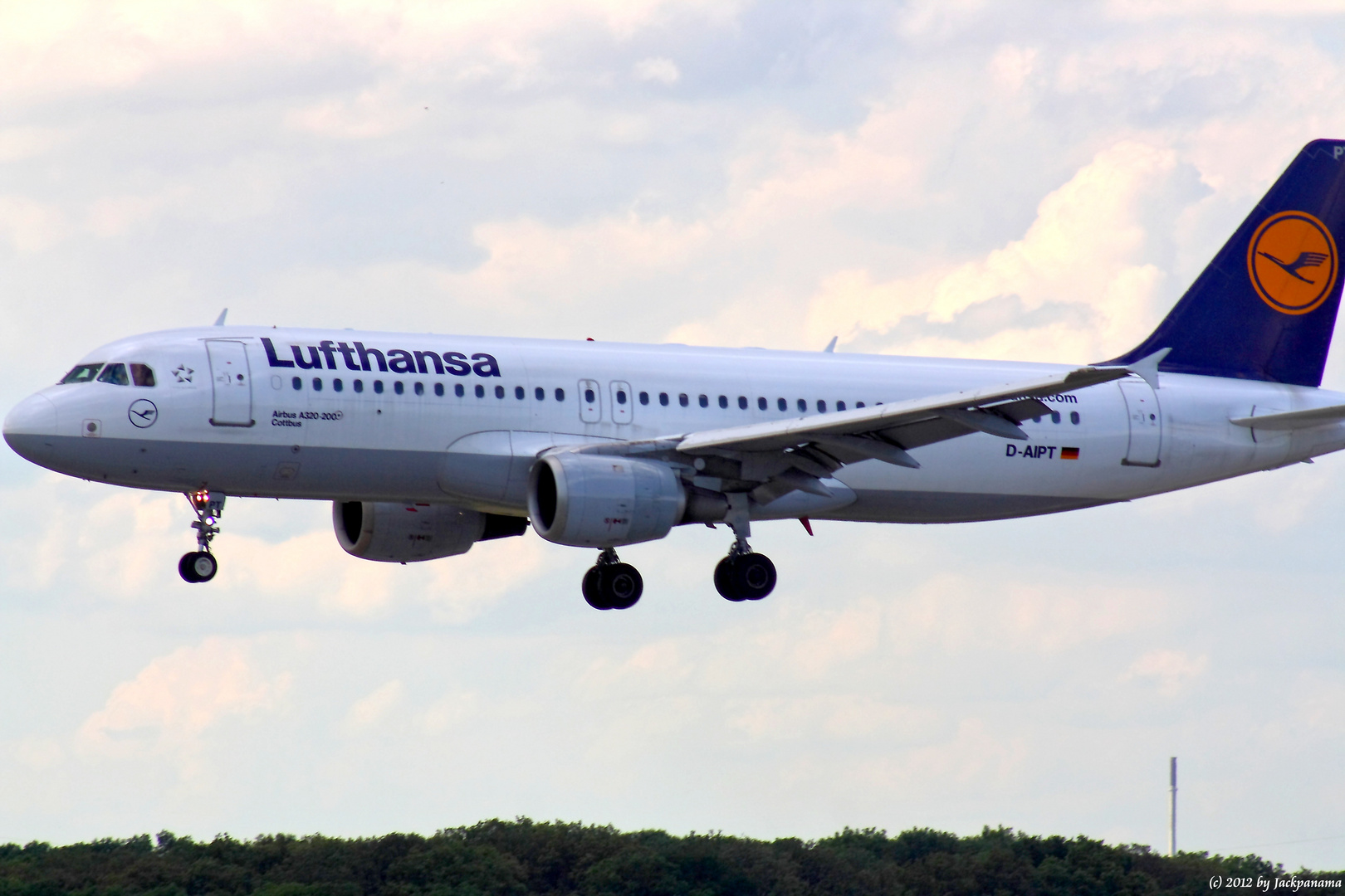 Lufthansamaschine im Landeanflug auf den Flughafen Düsseldorf