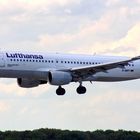 Lufthansamaschine im Landeanflug auf den Flughafen Düsseldorf