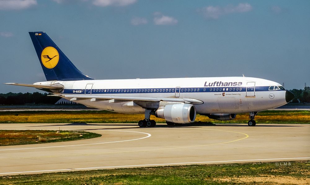 Lufthanseat mit Cheatline livery