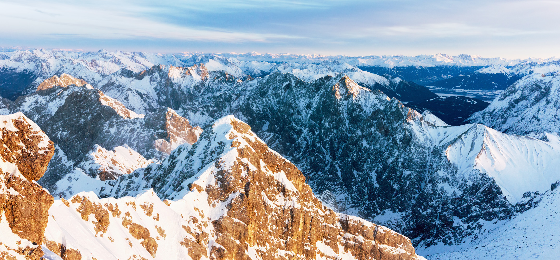 Luftpanorama von schneebedeckten Berggipfeln