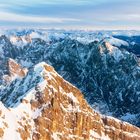 Luftpanorama von schneebedeckten Berggipfeln