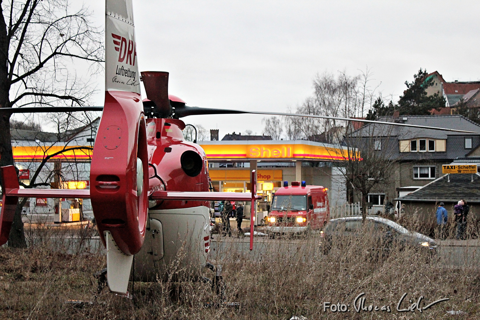 Luftrettung vor Shell-Tankstelle