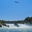 Luftschiff über dem Rheinfall in Schaffhausen.