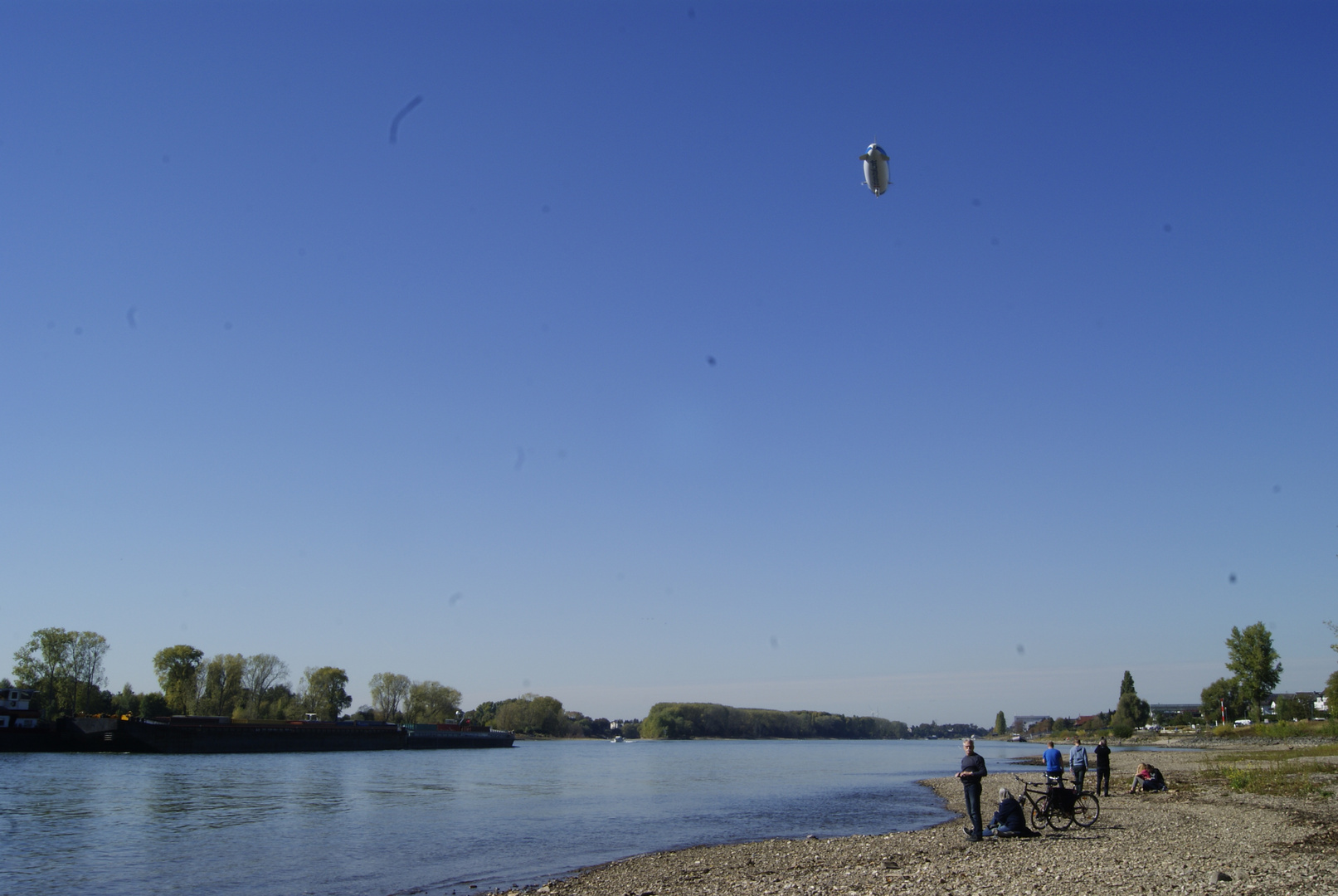 Luftschiff und Sensorflecken über dem Rhein