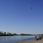 Luftschiff und Sensorflecken über dem Rhein