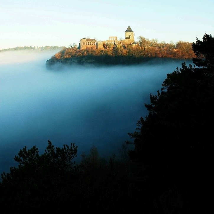 Luftschlösser und -burgen - schwebend im Nebelmeer