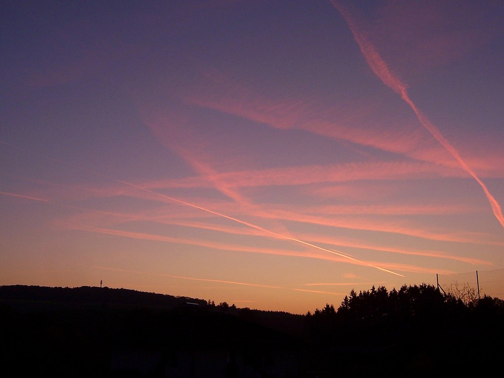 Luftverkehr heute bei Sonnenuntergang