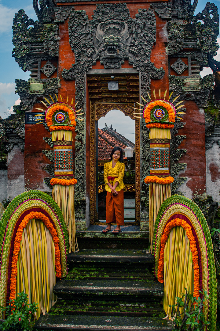 Lug Gedeh at the entrance gate