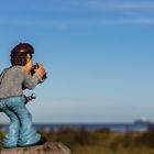 Luigi fotografiert das Meer und ein Containerschiff