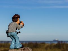 Luigi fotografiert das Meer und ein Containerschiff