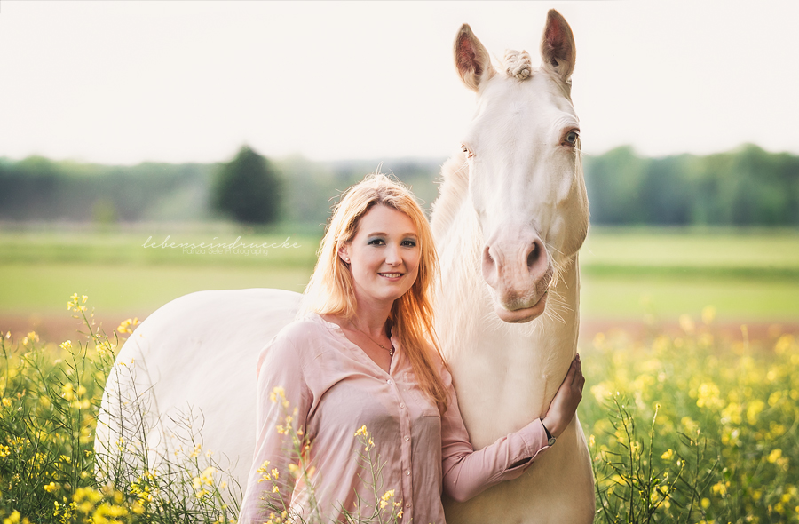 Luisa and her Cremellopony "Rosi"